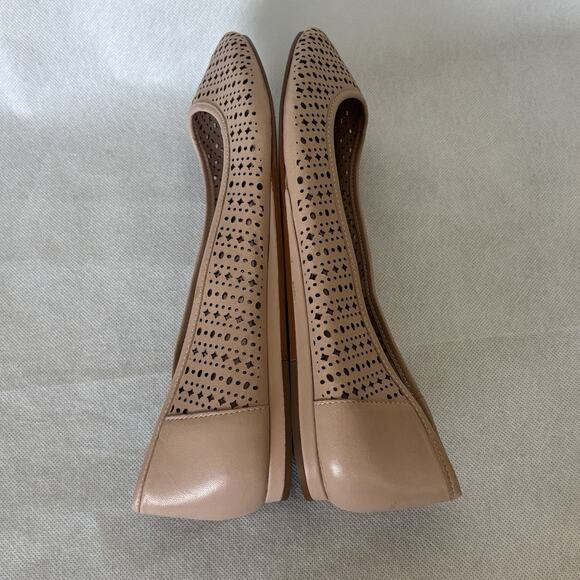 Vince Camuto Slip On Flats Sz 9M breathable cutout detail Taupe - Picture 9 of 14